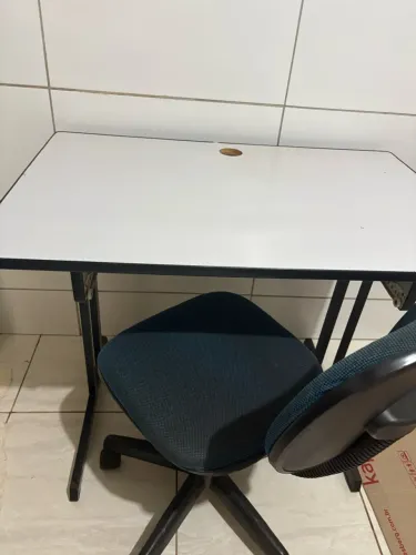 Doação - mesa e cadeira usado em bom estado