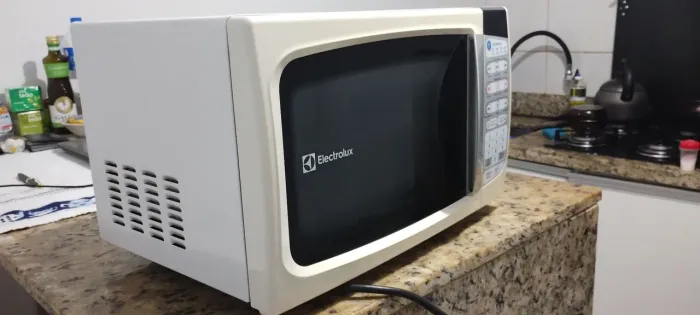 Microondas Eletrolux 20 litros - Conservado, 100% funcionando