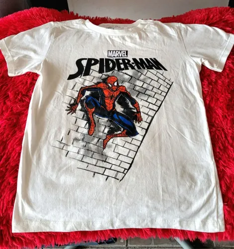 camiseta do homem aranha tamanho 12 na cor off-white