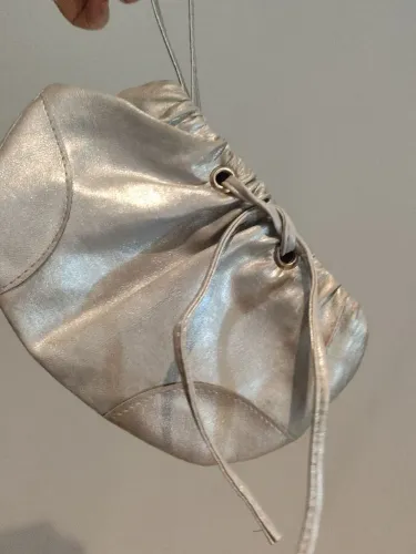 Bolsa de Mão Pequena Prateada Metalizada - Estilo Saquinho / Festa