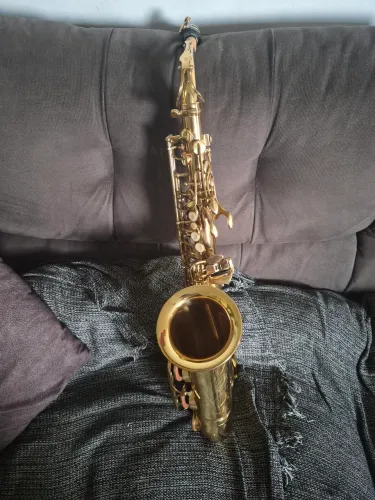 saxsofone muito novo, usado em estado de novo