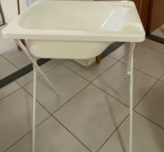 Banheira com suporte em perfeito estado 