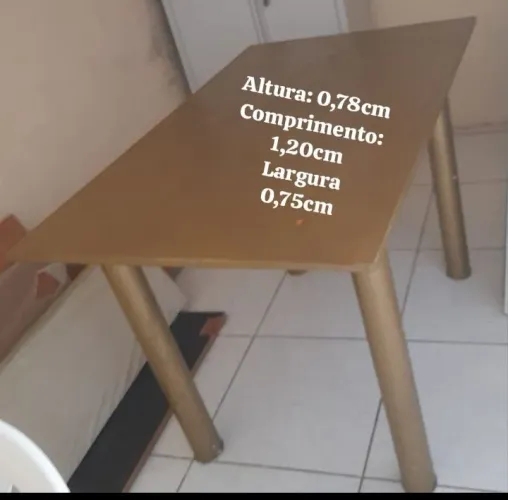 Mesa com pedra de mármore sem cadeiras