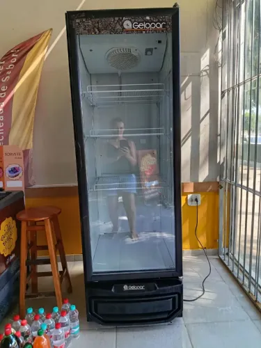 VENDO REFRIGERADOR VERTICAL, MARCA GELOPAR, 4 ANOS DE USO, COM LED, PORTA DE VIDRO.
