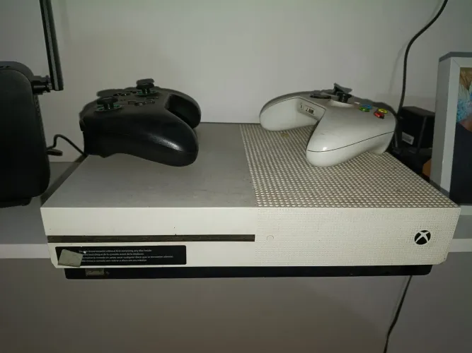 Xbox one 500 gb 2 controles