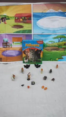 Livro Cartonado de Tabuleiro + Miniaturas - Coleção Filhotes