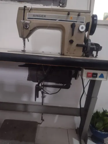 Vendo máquina de costura reta e zig zag Singer. 