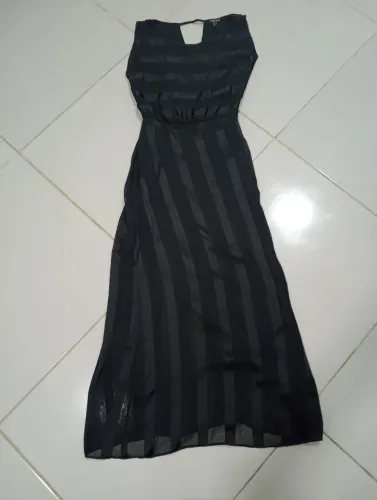 Vestido Zinzane preto tecido leve.