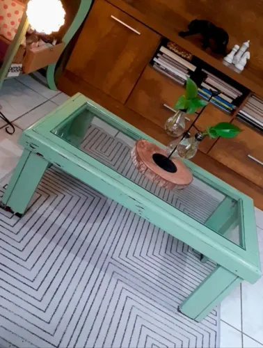 Mesa de centro com vidro grosso.