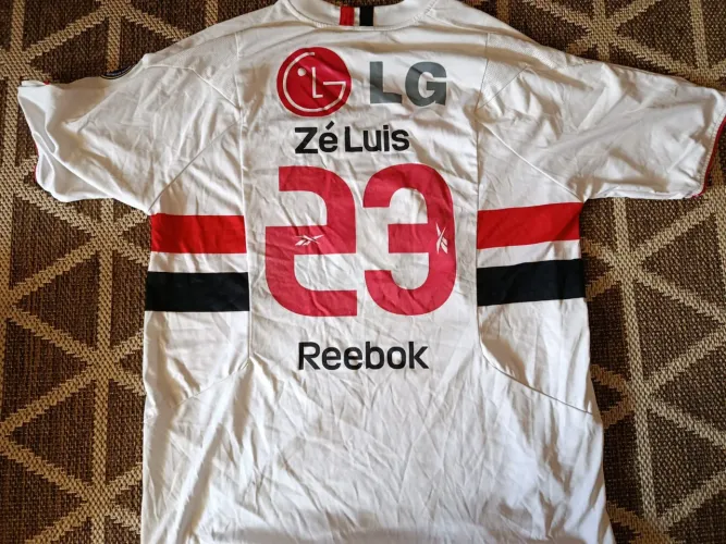 Diversas camisas de times usadas em jogos oficiais 