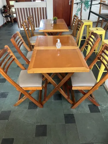 mesa dobravel com duas cadeiras estofadas