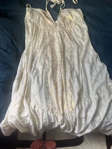 Vestido longo estilo boho chic, na cor off-white