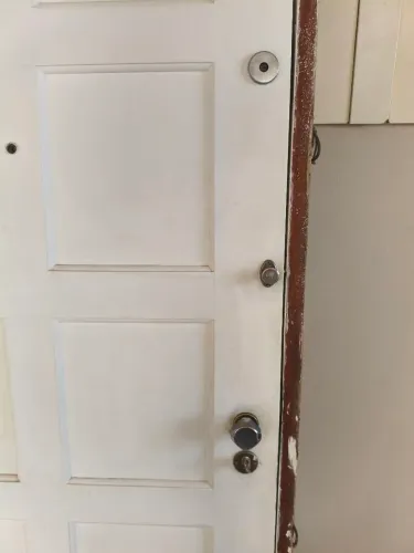 Porta em madeira maciça 0,80 x 210 cm com batente e fechaduras.
