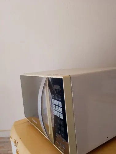 Vende Microondas 36.  Litros. Todo. Ótimo ok. 