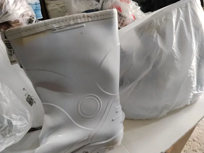 DUAS BOTA IPI REVESTIDA DE VELUDO E LÃ POR DENTRO PARA REFRIGERAÇÃO NOVAS UMA NÚMERO 42 E
