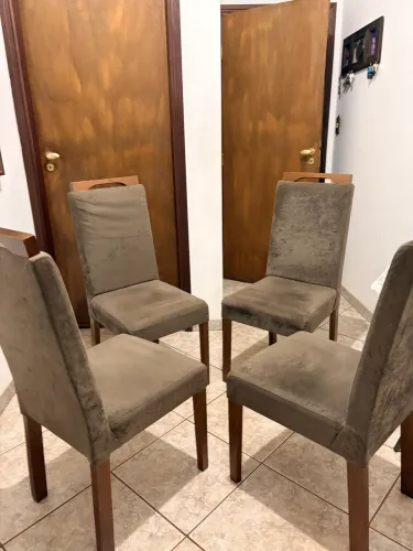 Jogo com 4 cadeiras para mesa de jantar em suede amassado na cor marrom