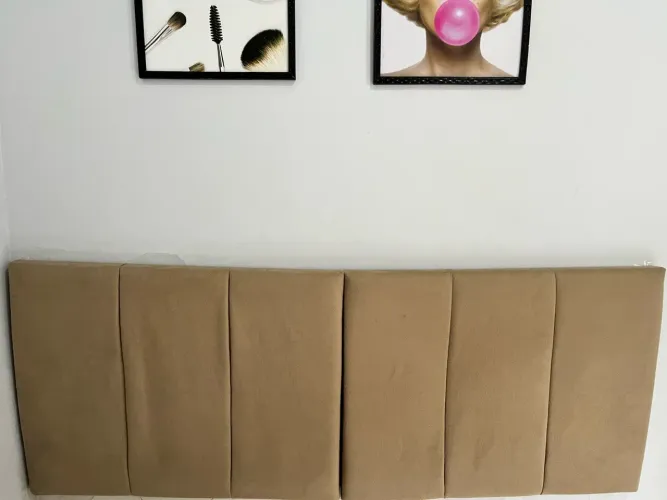 Cabeceira estofada bege casal(leva os quadros de brinde) (aceito cartão)
