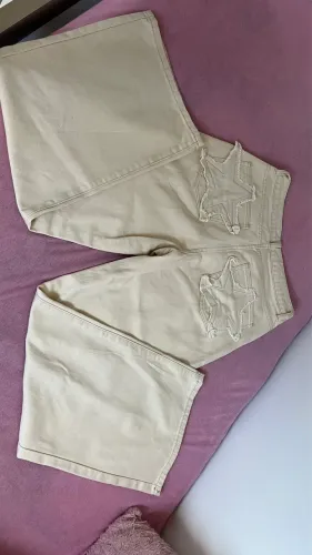 Calça bege - estrelas no bolso 