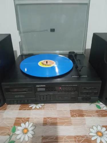 Vendo 3x1 Gradiente funcionando normalmente rádio, toca disco e fita com caixas, tampa tri
