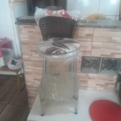 Banqueta baixa medindo 60 cm do Chao até o acento