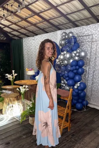 Vestido azul com flor