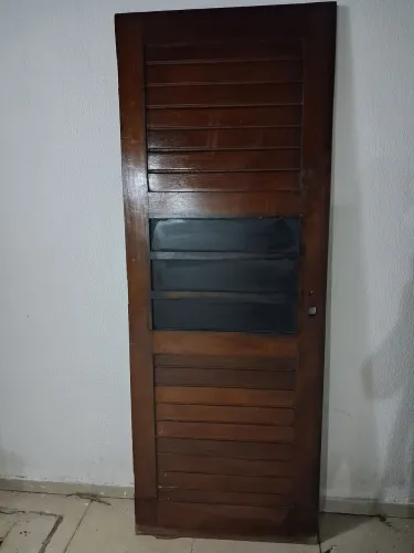 Porta de madeira maciça