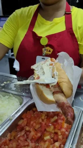 Vaga para atendente de ponto de hot dog e bebidas