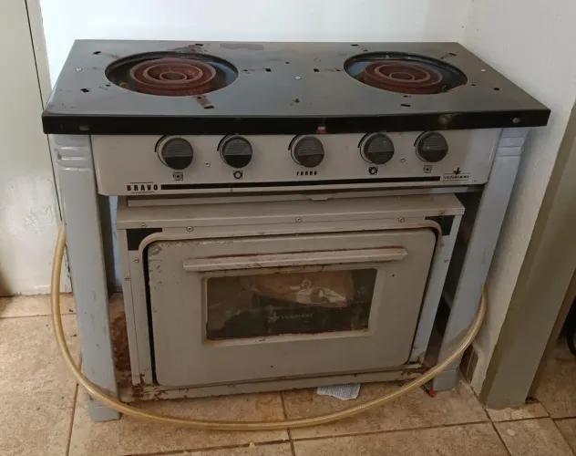 Vendo fogão industrial com forno 