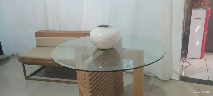 Mesa/sem as cadeiras. O vidro é todo lapidado, bisotato 