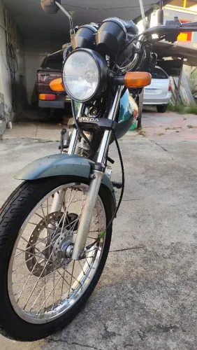 Moto em ótimo estado de conservação pelo ano, tenho guardado as carenagem que vão junto.