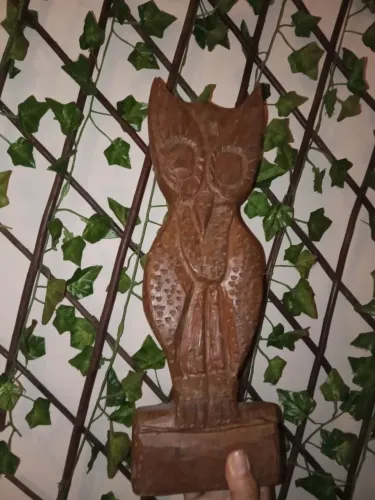 Vendo uma coruja escupida em madeira 