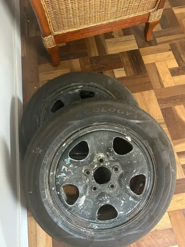 Vendo pneu cada um por 200 rs