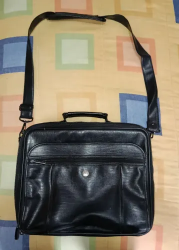 Maleta Preta executiva para notebook e documentos. Couro sintético (Ecológico/PU).