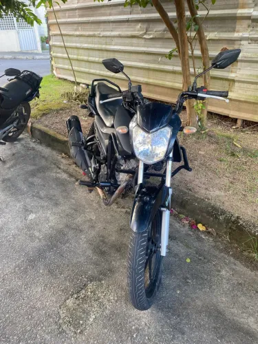 Moto quitada, nunca levou multa, pronta para transferir