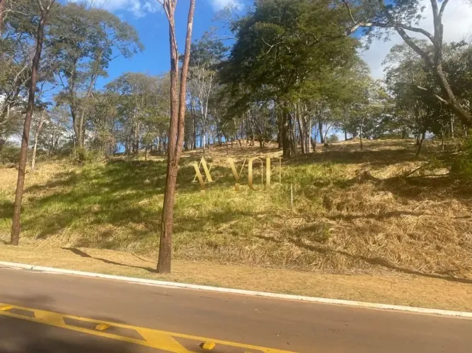 Lote de esquina,com a melhor posição solar do condomínio Aldeia do Vale.