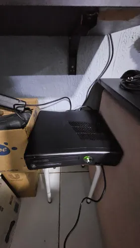 Xbox 360 bloqueado varios jogos e tv 32"