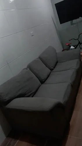 Sofá cinza aveludado 3 lugares