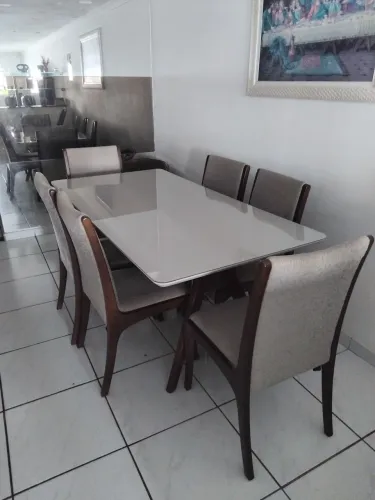 Vendo uma linda mesa de madeira