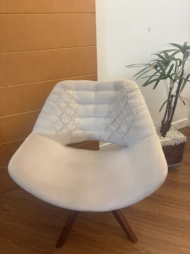 Poltrona Giratória pés de Madeira