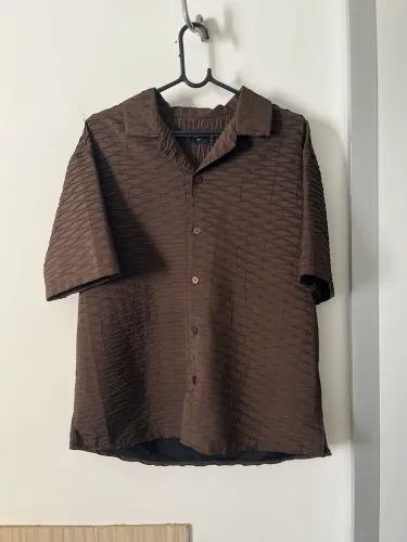 Camisa marrom texturizada premium ? estilo vintage/resort 