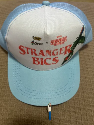 Kit BIC -  Boné Stranger Things + Pin Caneta BIC