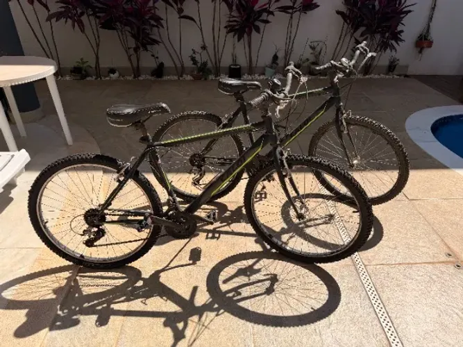 Par de Bicibletas Caloi 21 velocidades com pouco uso