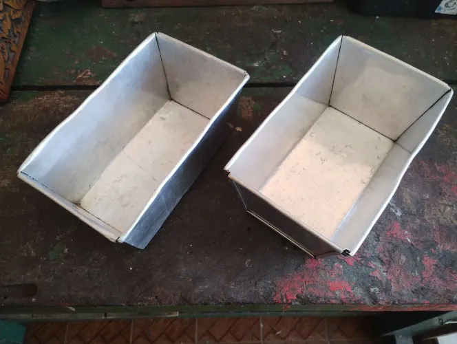 DUAS ASSADEIRAS ANTIGAS DE PÃO DE FORMA