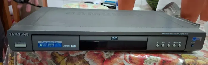 Aparelho de Dvd Samsung sem controle remoto. Não funciona. Para aproveitar as peças 