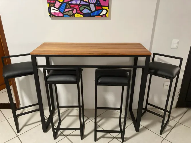 Mesa bistrô com quatro banquetas altas