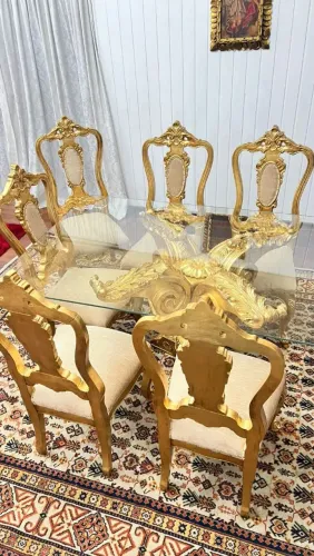 Jogo de mesa com 6 cadeiras totalmente restaurado.
