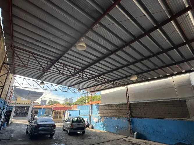 Estrutura metálica completa  com as telhas 