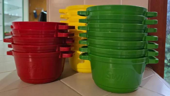 Lote com 50 potes de plástico com tampa