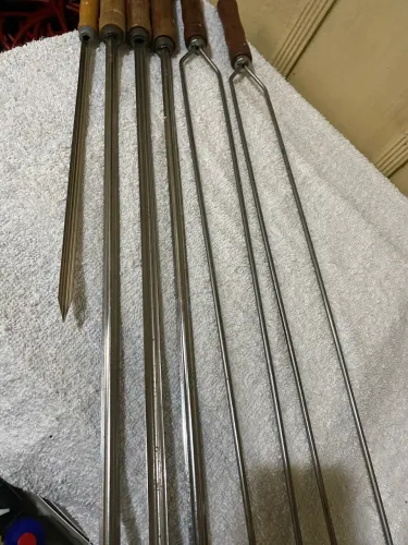 6 espetos para churrasco novo e kit tábua faca e garfo de churrasco