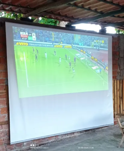 Telão retrátil para reprodução de imagem de projetores